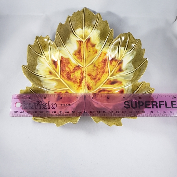 Vintage Ceramic Maple leaf dish. Signed on bottom Mel 70 - Picture 4 of 9